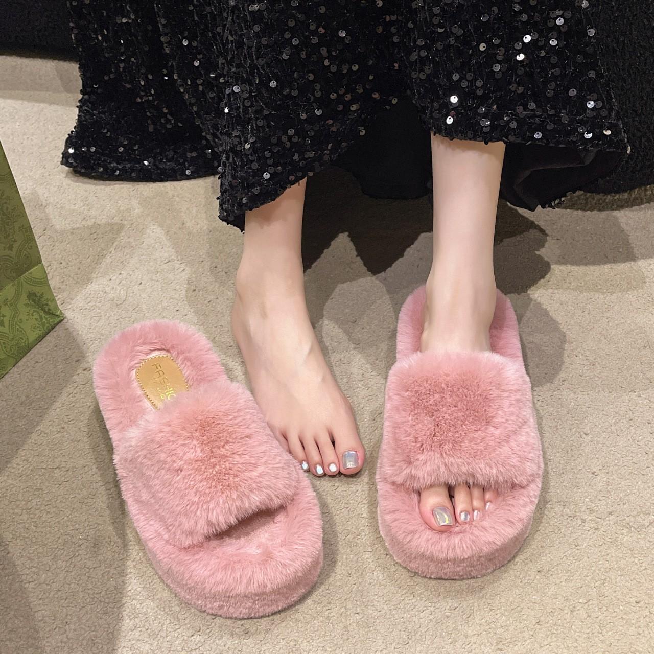 ASTRID PLUSH LOUNGE SLIPPERS