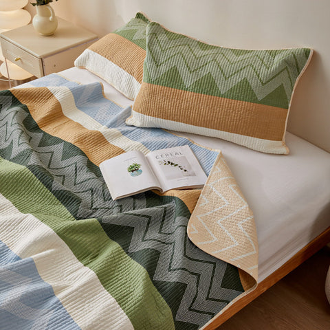 Cotton Quilted Bedspread - Striped Pattern with Modern Zig-Zag