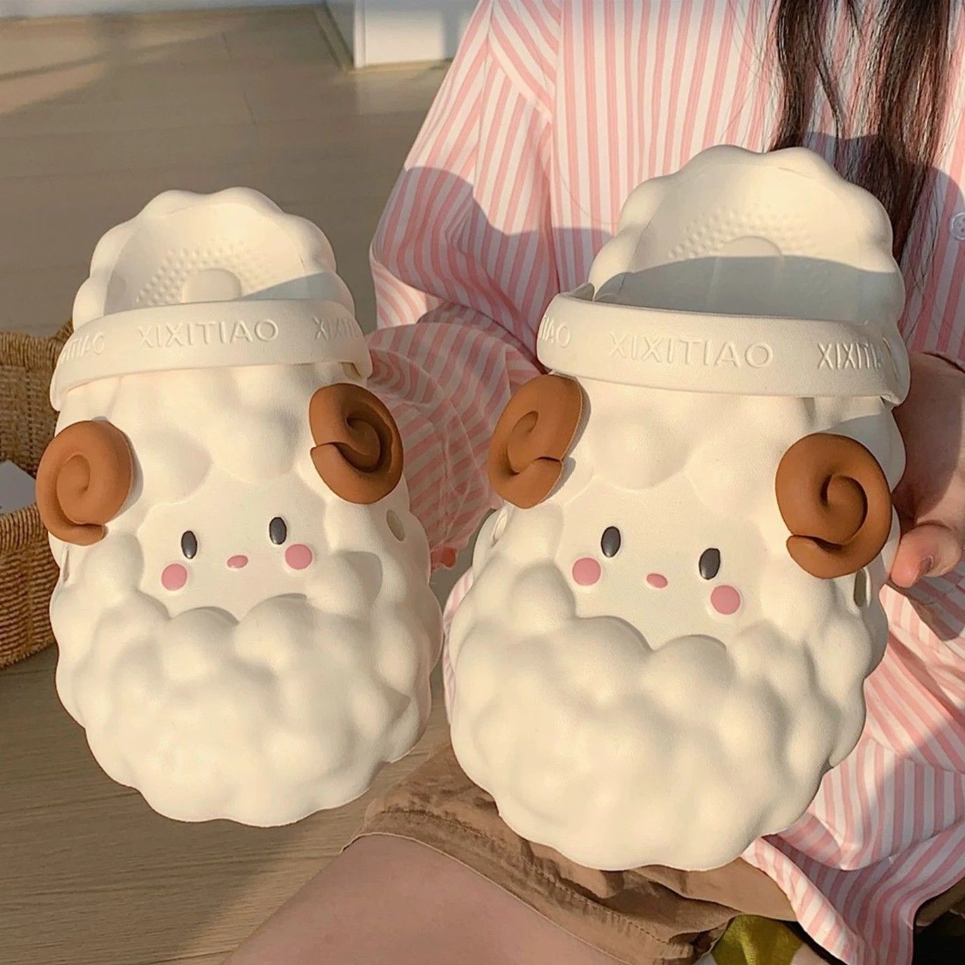 CLOUDY SHEEP WATERPROOF SLIPPERS