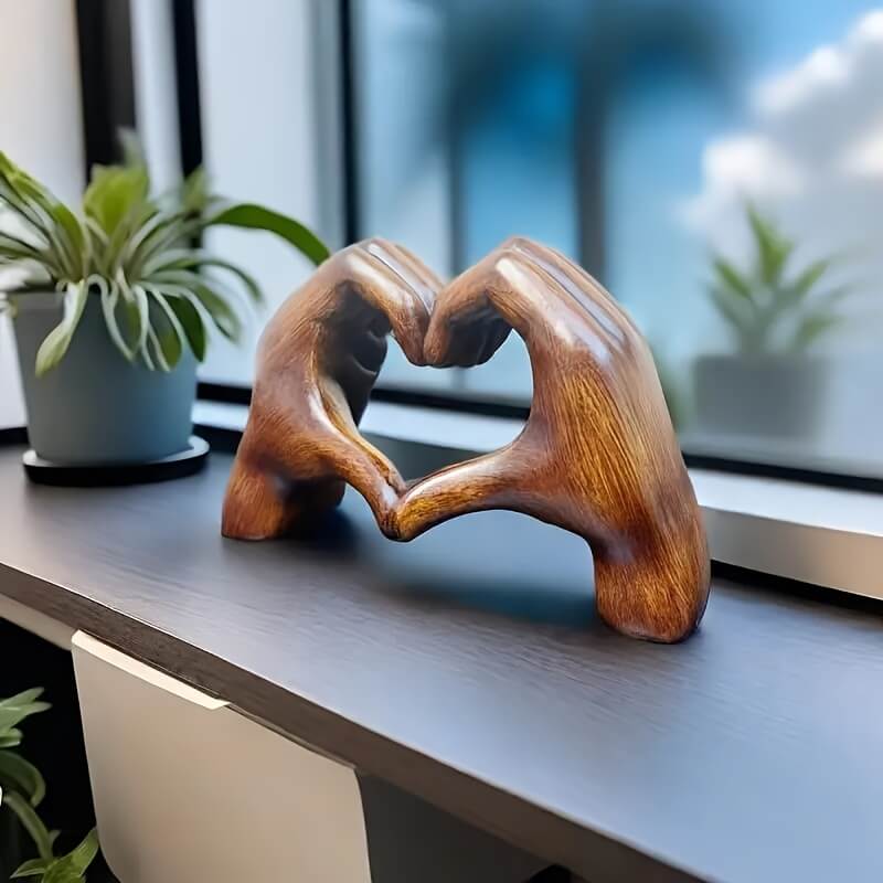 ARMORASIGN HEART GESTURE STATUE