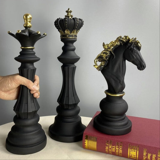 REGAL CHESS FIGURINES SET