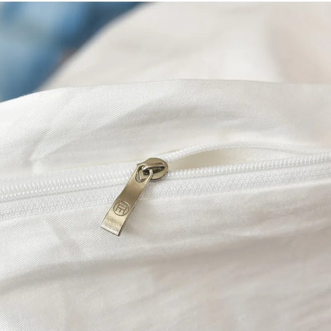  High-quality zipper detail on cotton duvet cover