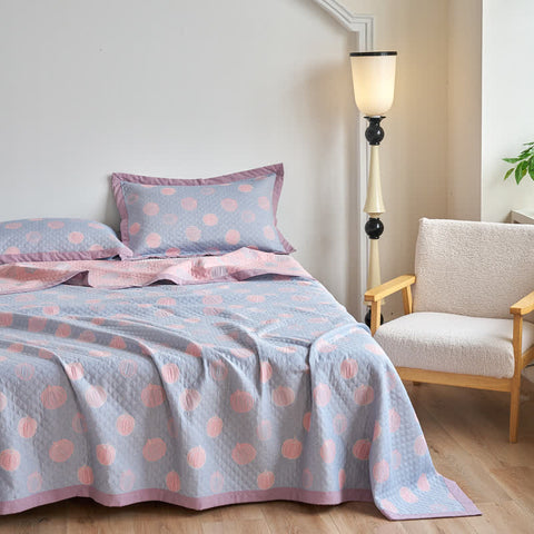 Decorative cotton quilt with pink dots and matching pillow shams