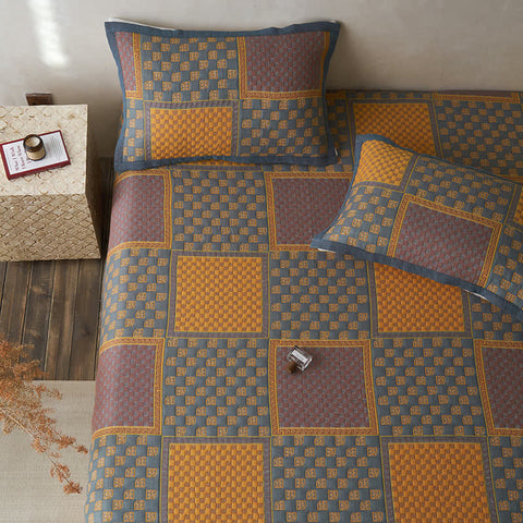 Full quilt and pillow set with checkerboard and retro motif
